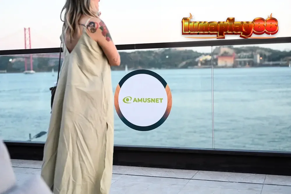 Pemandangan kasino daring yang modern dan dinamis dengan simbol slot